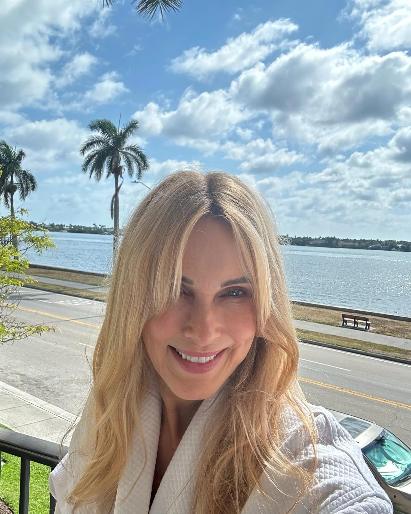 Alana Stewart Enjoys A Serene Sunday By Florida Waters Celebrity Alana Stewart relishes a peaceful Florida Sunday, embracing nature and nostalgia.