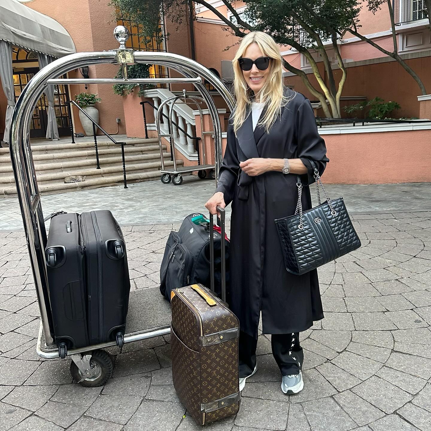 Alana Stewart Enjoys Chic Dallas Hotel Getaway Celebrity Alana Stewart radiates vacation vibes at her favored Dallas retreat with style!
