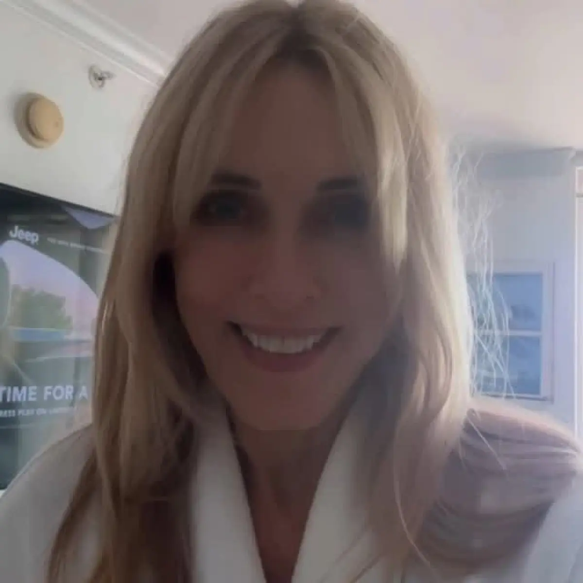 Alana Stewart’s All-White Packing Tip: Minimalist Travel With A Black Twist Alana Stewart travels stylishly by packing all-white ensembles with a chic black twist!!