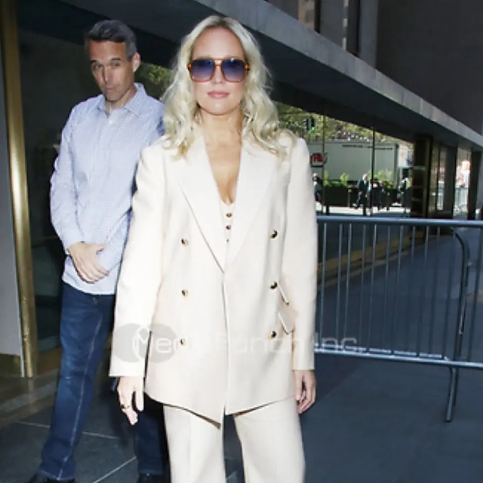 Anna Camp Celebrates Glamorous Week with YouNetflix Team