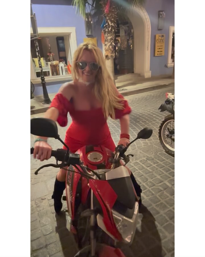 Britney Spears' Pottery Class Mishap: A Quirky Artistic Adventure