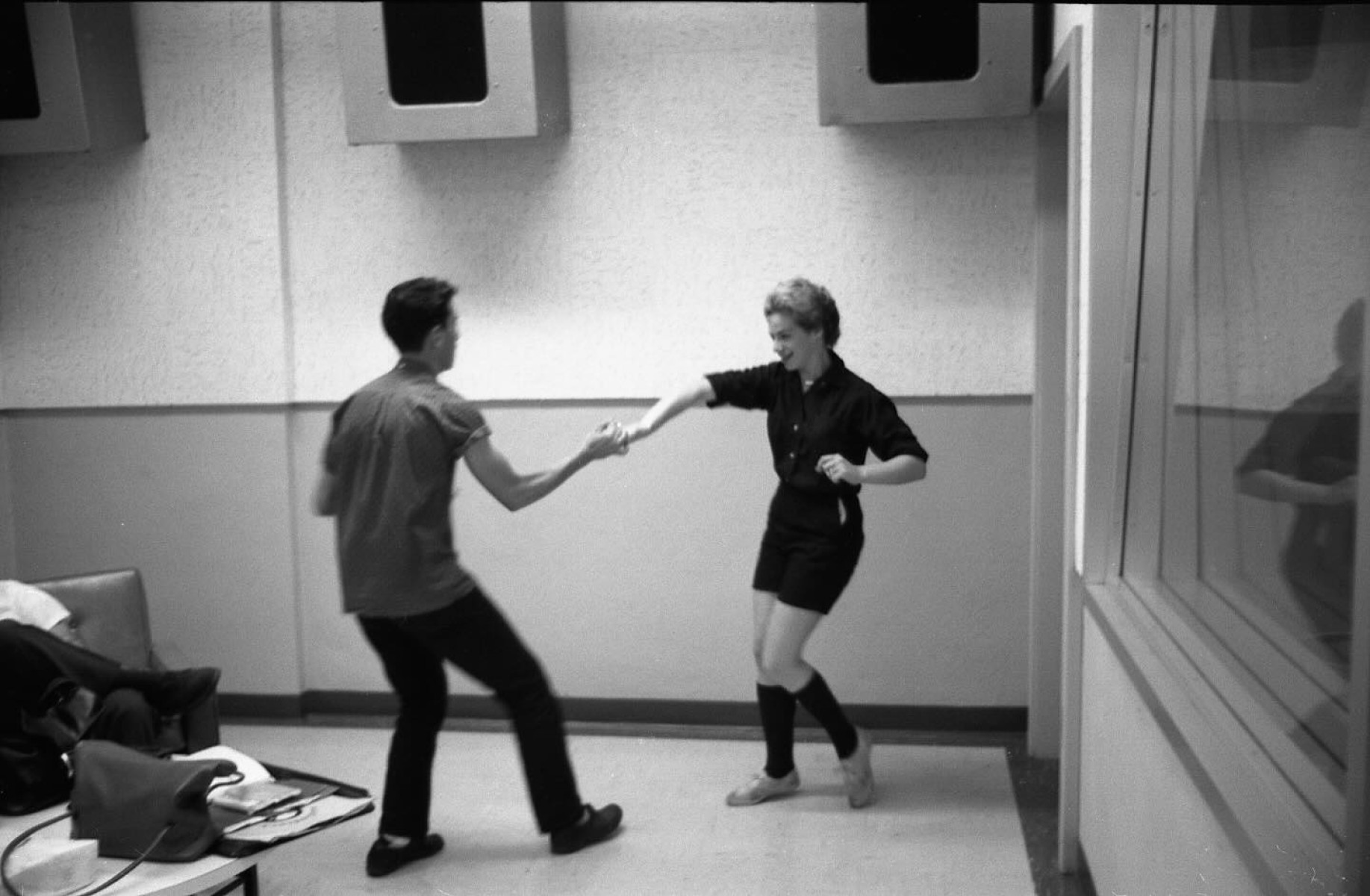 Carole King And Gerry Goffin: A Glimpse Into Their Early Songwriting Partnership Rare photo captures the legendary duo who shaped music history with their timeless classics.