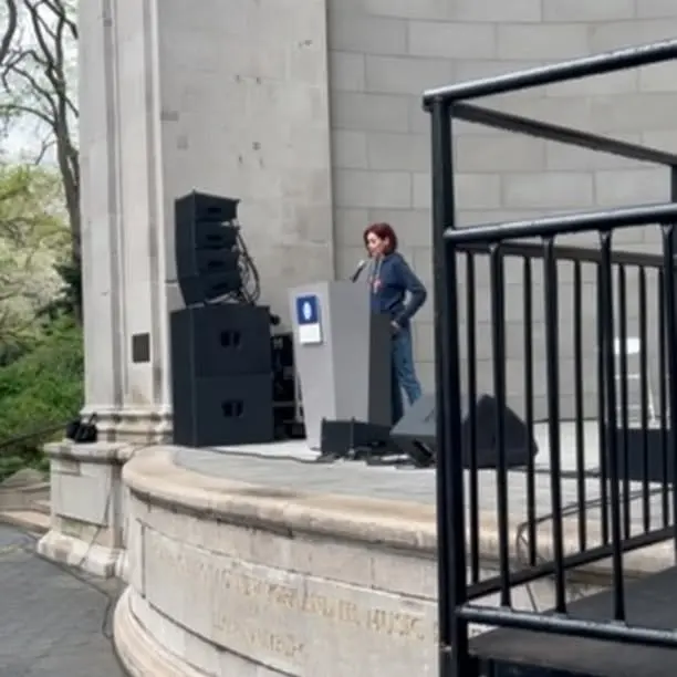 Carrie Preston Joins Michael J. Fox Foundation's Unity Walk With Sister Leslie For Parkinson's Research