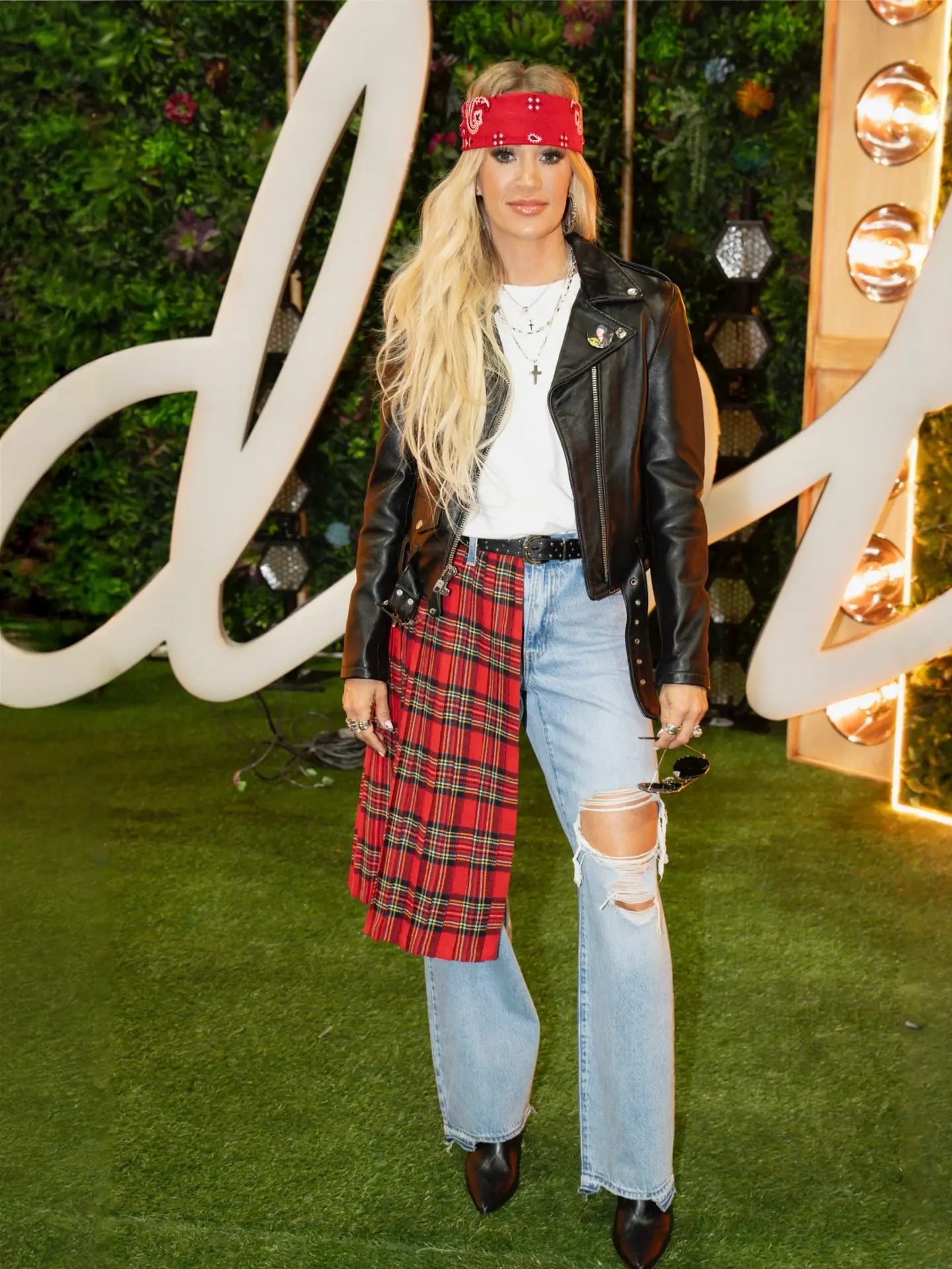 Carrie Underwood Shines on American Idol in Iconic Look Country star stuns in retro and unique ensemble during a live performance