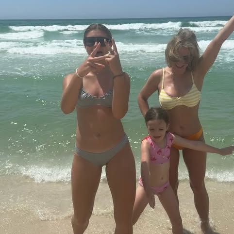 Jamie Lynn Spears Enjoys Beach Escape With Her Best Gals