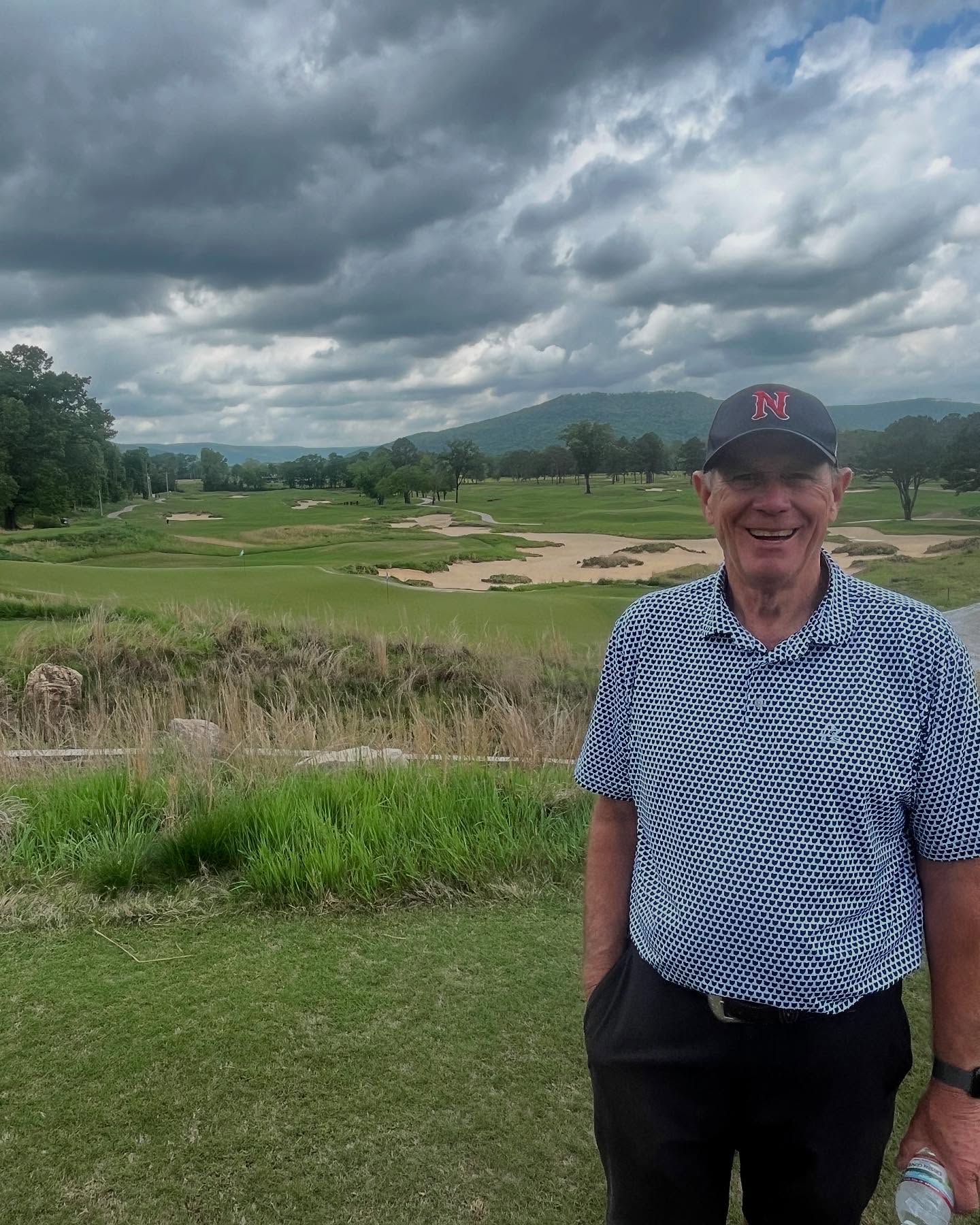 Comedian's unexpected golf course review has fans buzzing with excitement.