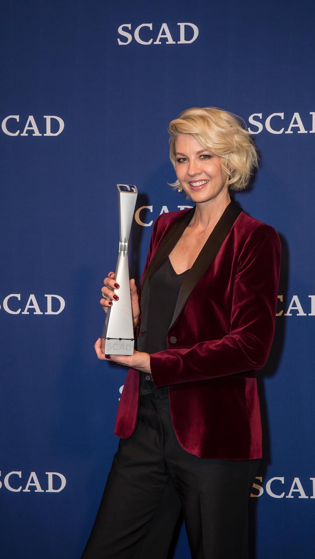Jenna Elfman Earns Spotlight Award For Captivating Performance In Dark Winds Jenna Elfman Shines In AMC's 'Dark Winds': SCAD TV Fest Spotlight Award Honoree