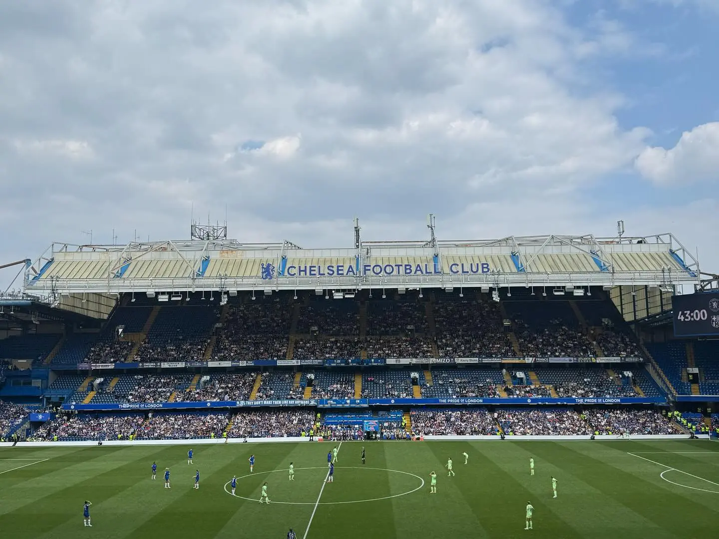 Jesse Tyler Ferguson Cheers on Chelsea FC