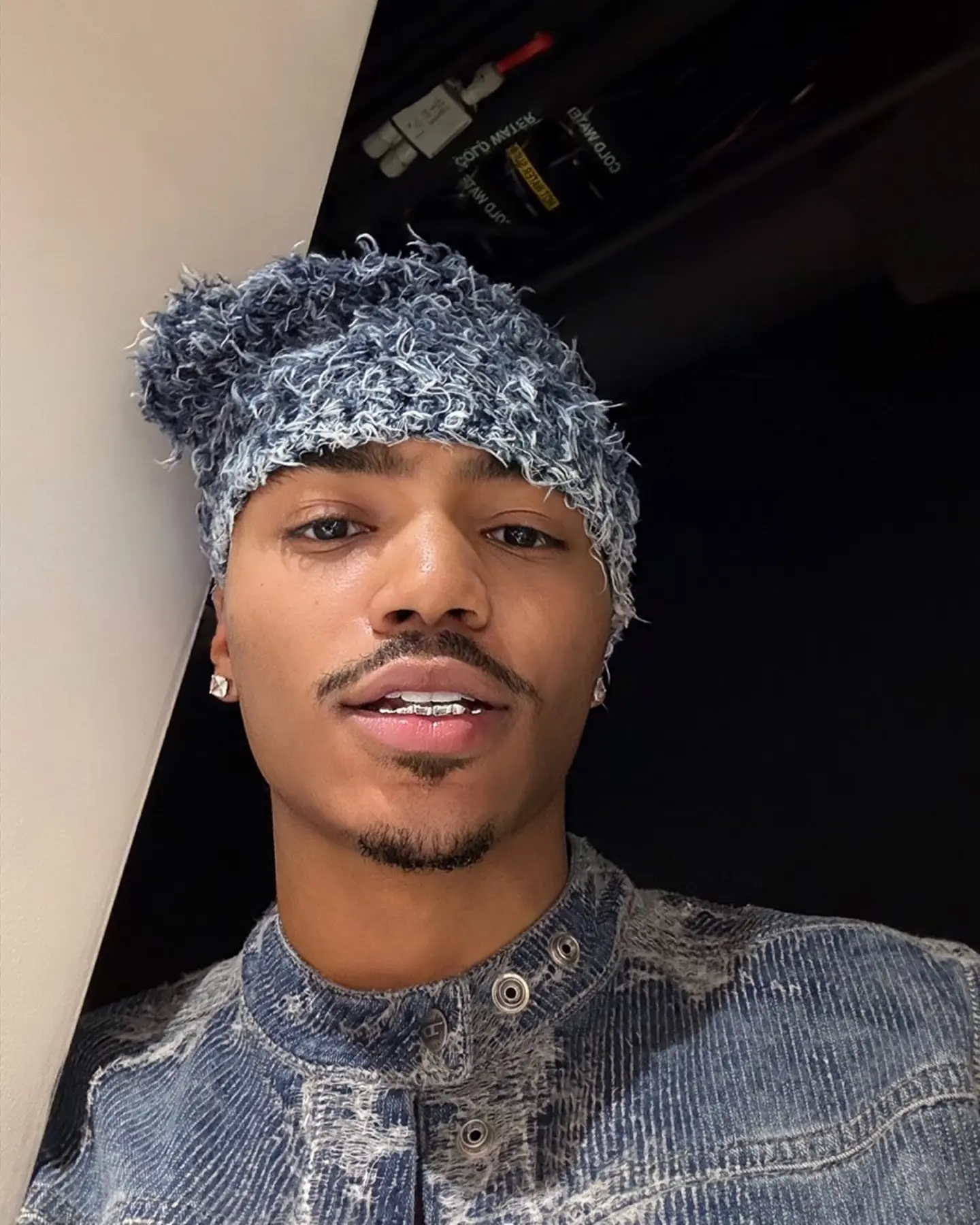 R&B singer takes the Big Apple by storm in a chic monochromatic look