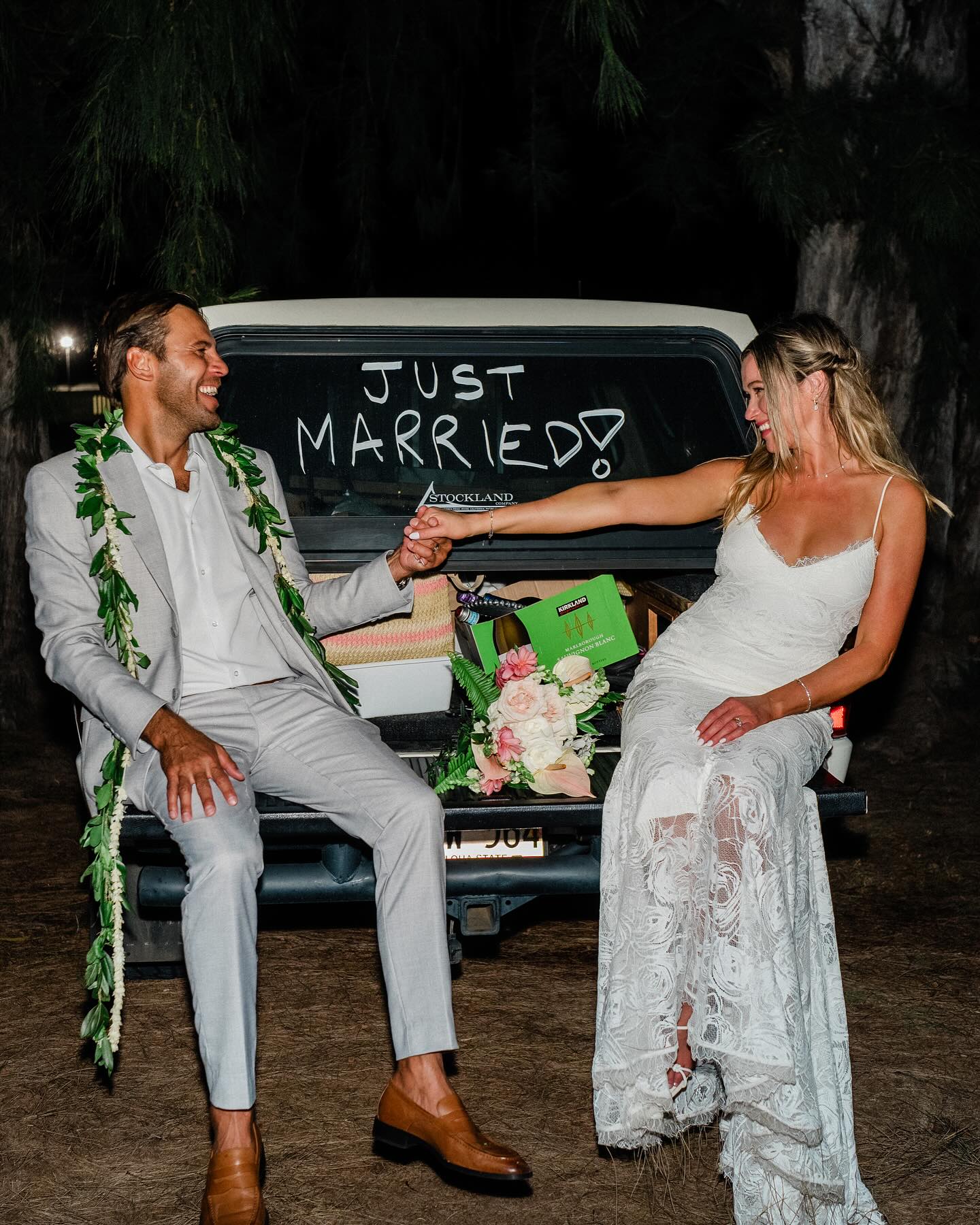 Katrina Bowden’s Laid-Back Oahu Wedding Celebration