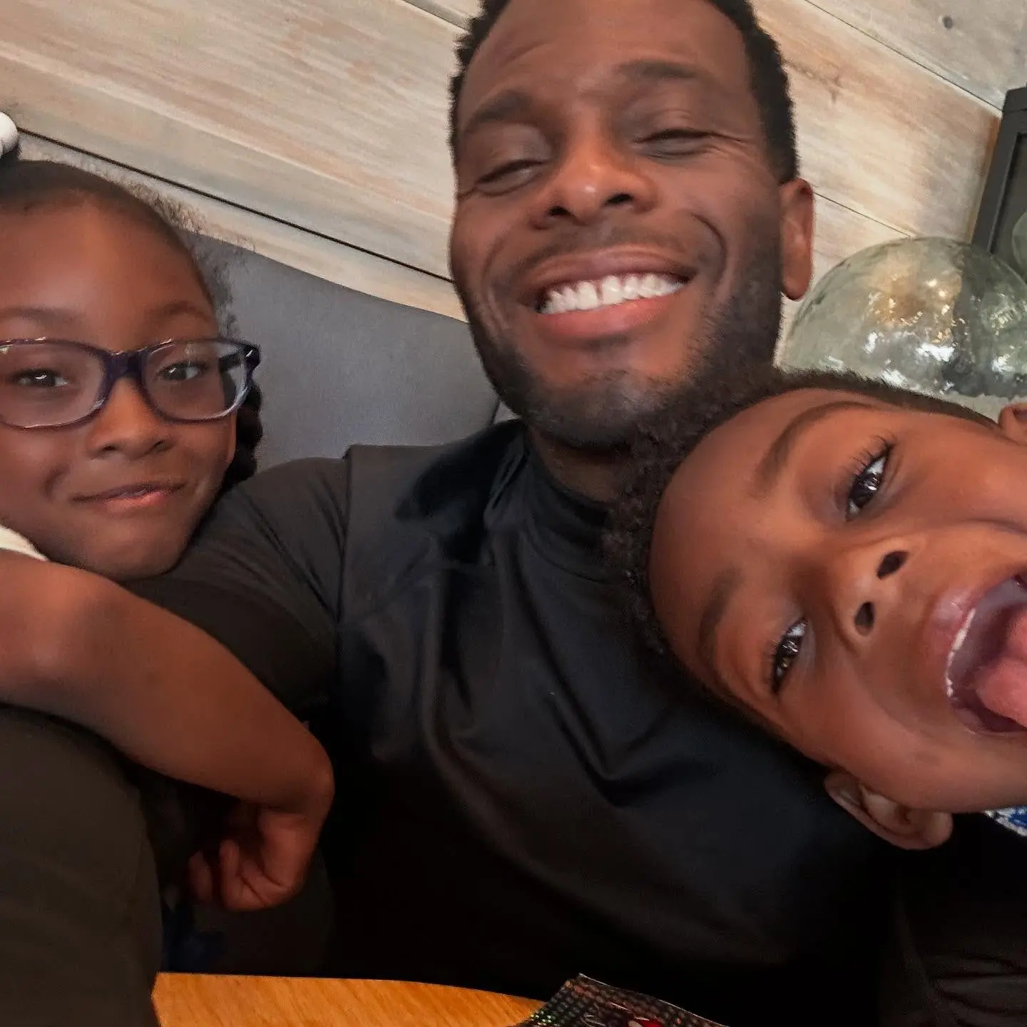 Kel Mitchell Rushes Home For Easter Sunday With Family, Shares Sweet Moments Kel Mitchell Rushes Home For Easter Sunday With Family, Shares Sweet Moments