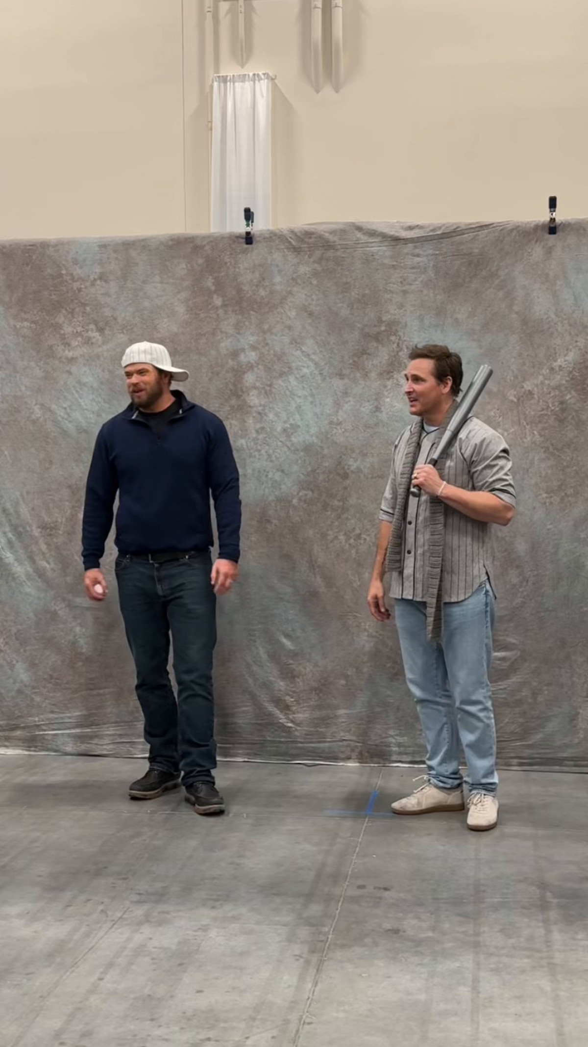 Kellan Lutz’s Epic Cullen Hug at Calgary Expo Emmett and Carlisle Cullen actors team up to make fans' dreams come true.