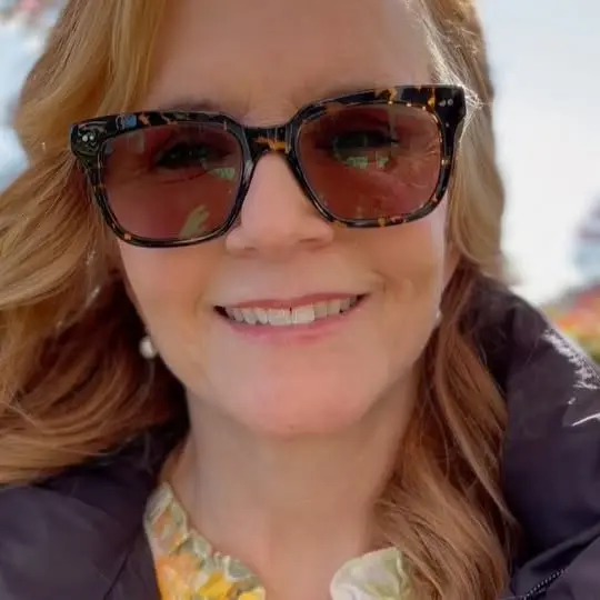 Lea Thompson Directs New Season of 'The Chicken Sisters'