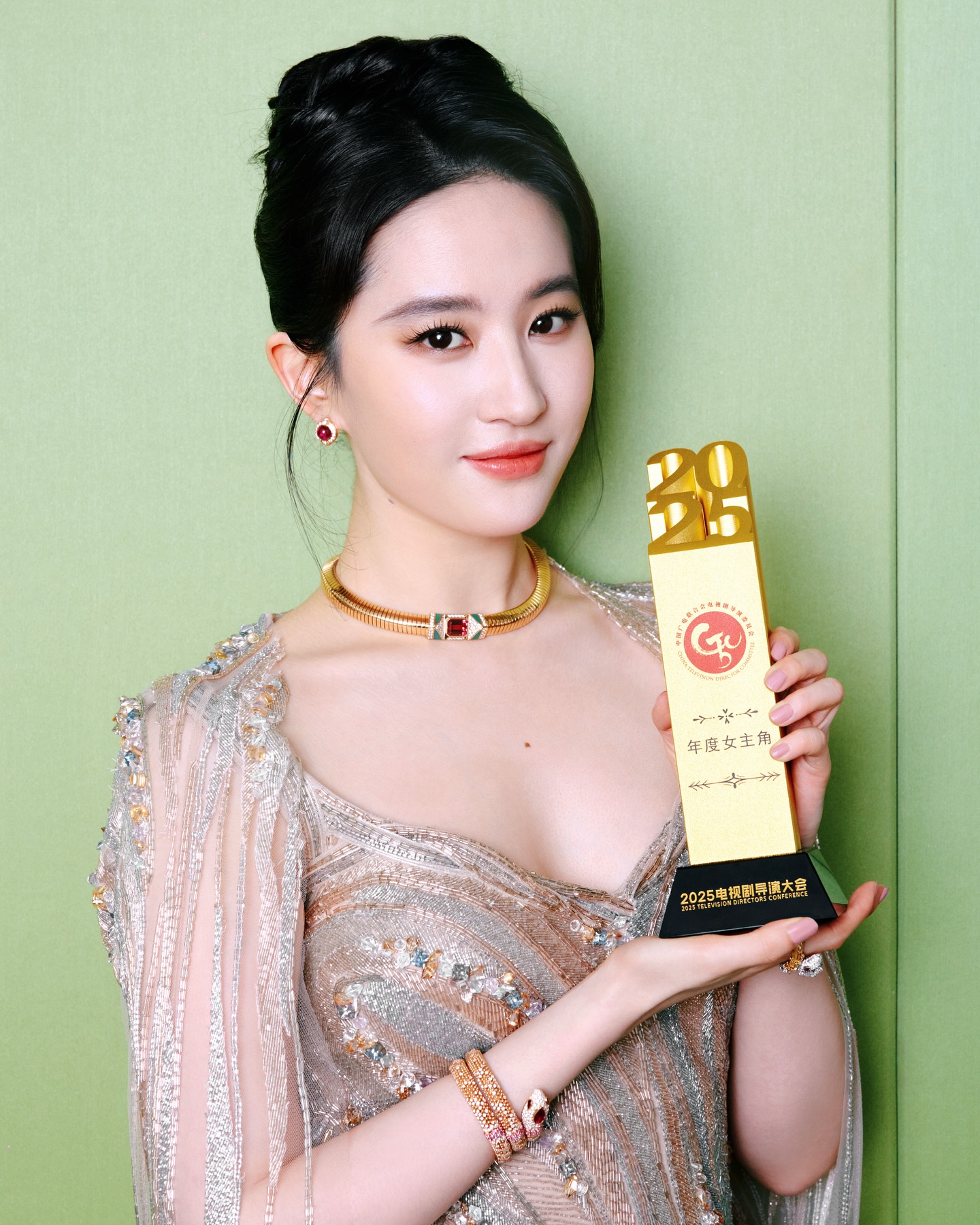 Liu Yifei Receives Directors Association’s Actress Of The Year Award Liu Yifei shines as she clinches the Directors Association’s Actress of the Year Award.!!!