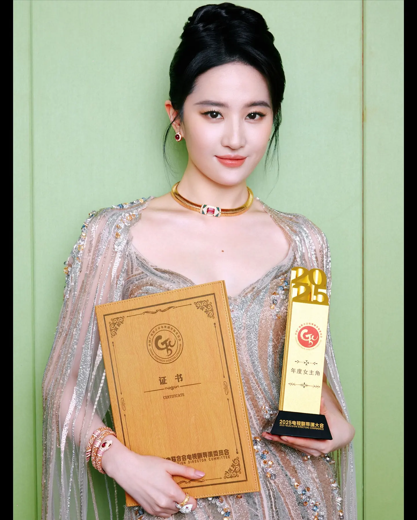 Liu Yifei Receives Directors Association’s Actress of the Year Award