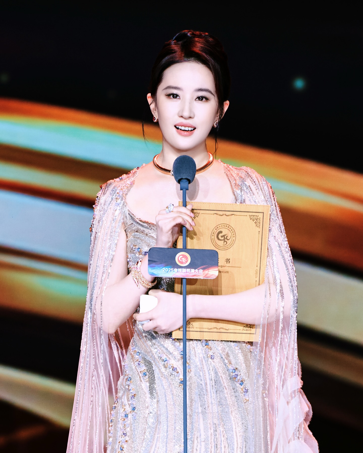 Liu Yifei Receives Directors Association’s Actress of the Year Award