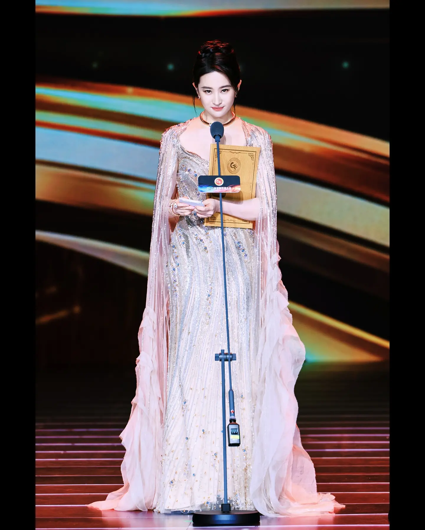 Liu Yifei Receives Directors Association’s Actress of the Year Award