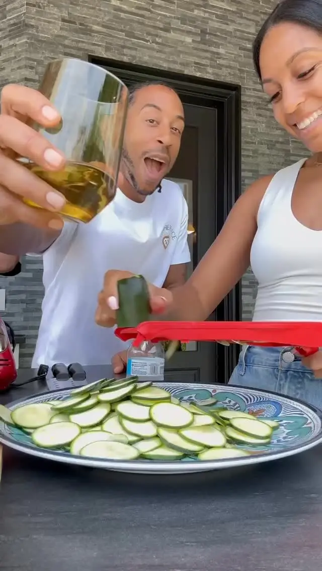 The rap icon bonds with his kids over dough and cheese.