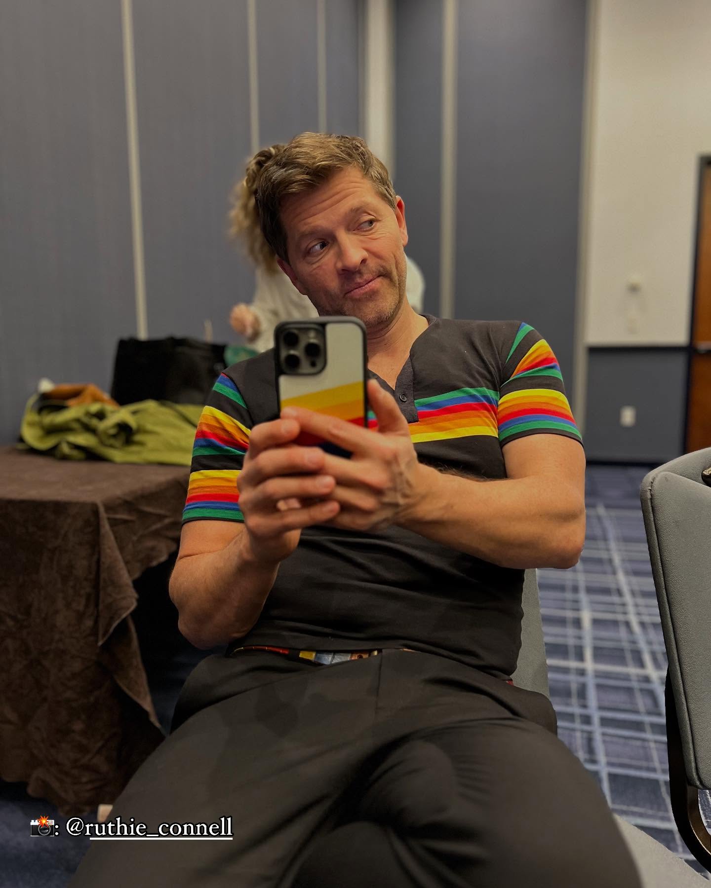 Misha Collins Flaunts Bold Look With Clever ‘Matching’ Style