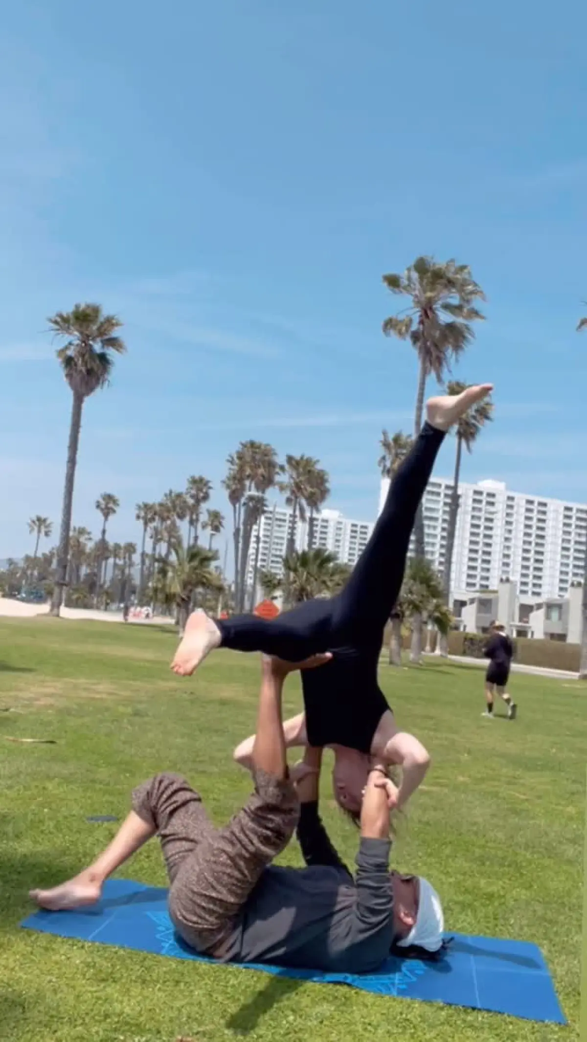 Naomi Grossman Spins Into Sunshine With AcroYoga Energy Actress Naomi Grossman embraces acroyoga under sunny skies, blending fun, fitness, and art.