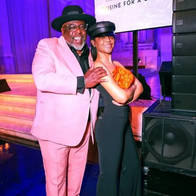 Toni Braxton Presents Loop Award to Ced the Entertainer at Cuisine For A Cause
