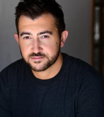 Vincent Martella stuns in chic new photo, captivating fans with timeless on-screen charm!!
