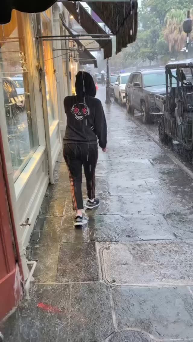 The 'St. Denis Medical' actress shares video of spontaneous dance moves to chase away Monday blues