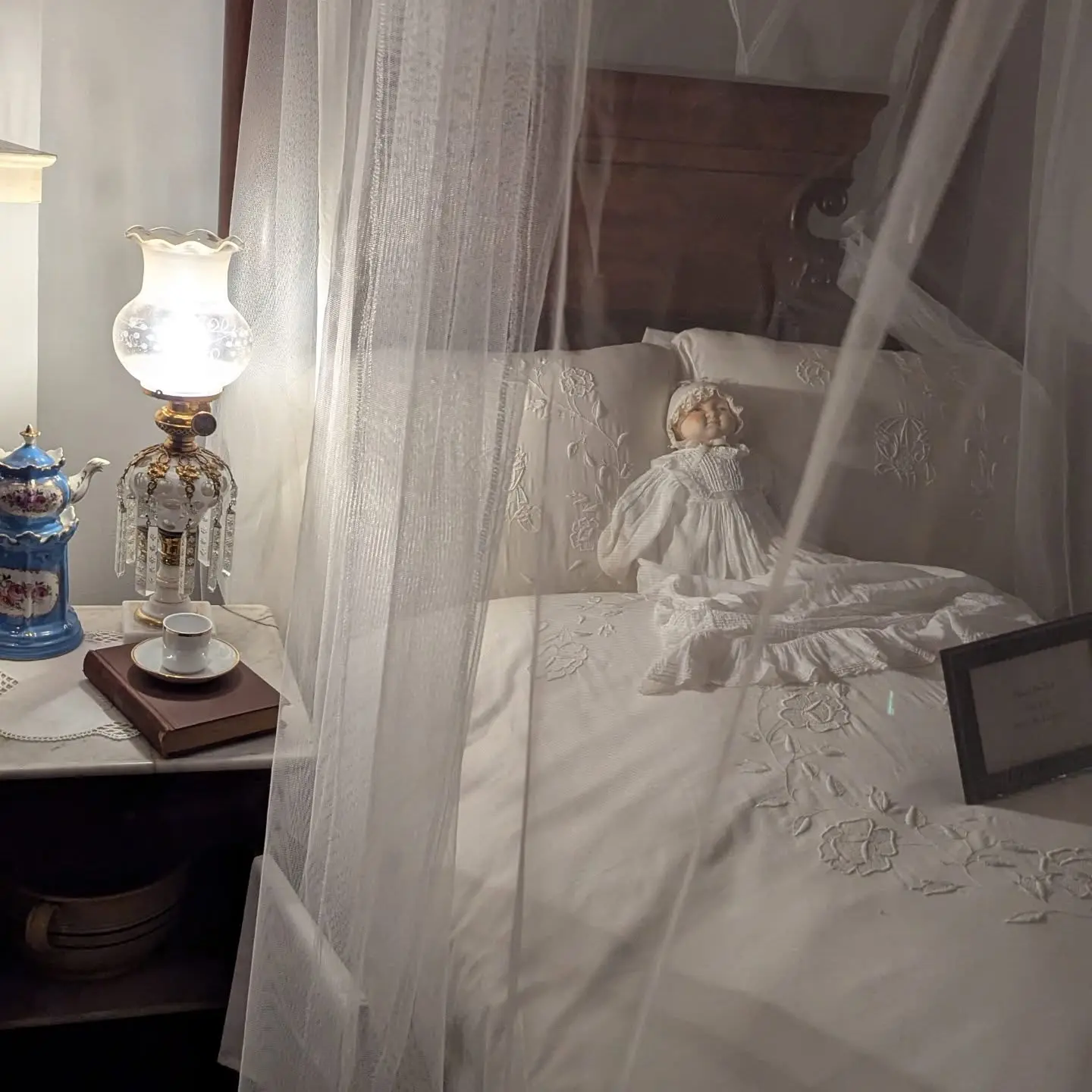 Wendi McLendon-Covey Explores Destrahan Plantation For Ghost Hunting Adventure