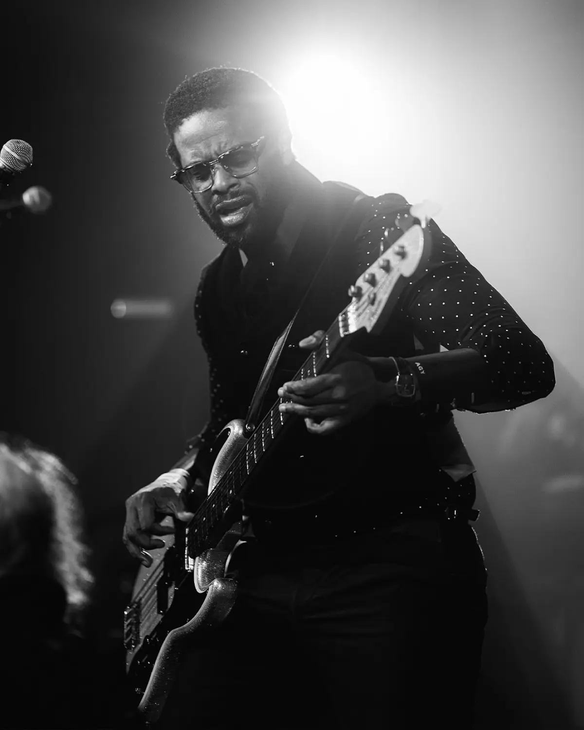 Adrian Younge’s 10-piece band electrifies Curitiba at Barleria in a night of pure jazz now.