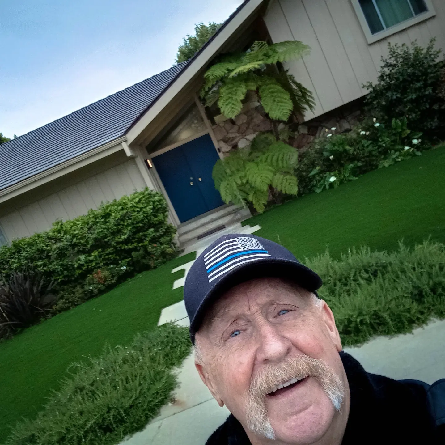 Celebrity wrestler Al Burke spends an eventful day outside a famed LA residence in style!!