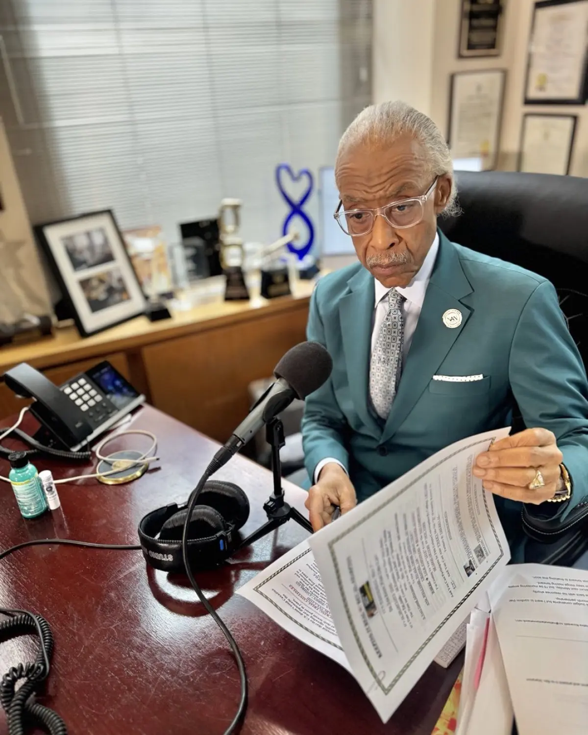 Al Sharpton Hosts ‘Keepin’ it Real’ on NAN Civil rights leader Al Sharpton examines today's top issues live on radio and online now.