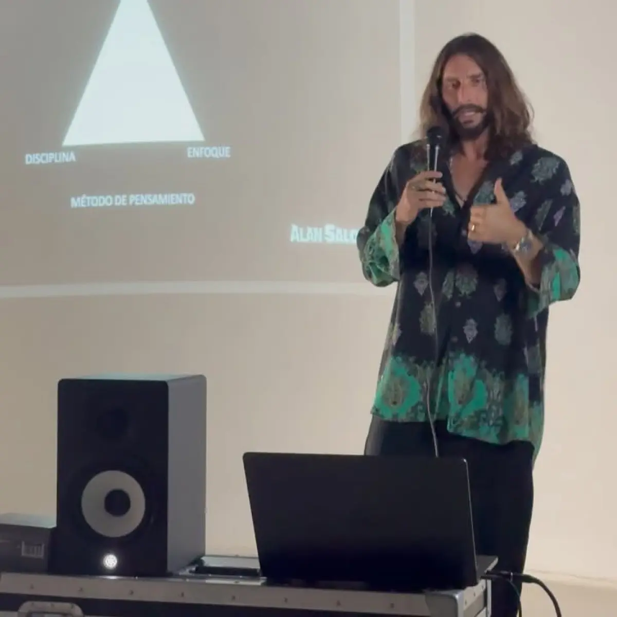 Alan Salomon Teaches Masterclass at Kids’ School From mixing beats to teaching future stars, the renowned DJ gave tips at his kids’ school.