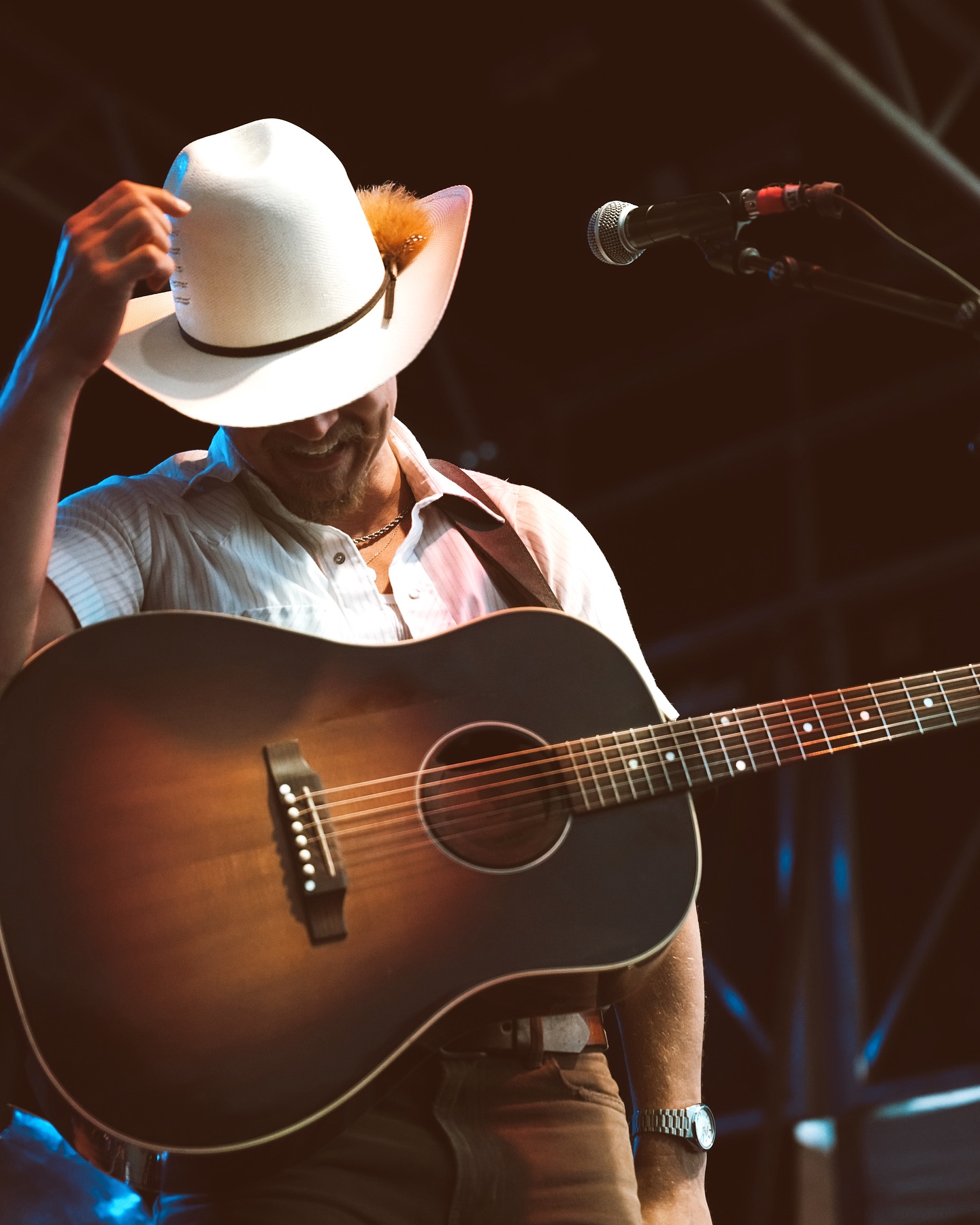 Alex Lambert and crew ignite El Paso with electrifying performances and vivid tour energy!