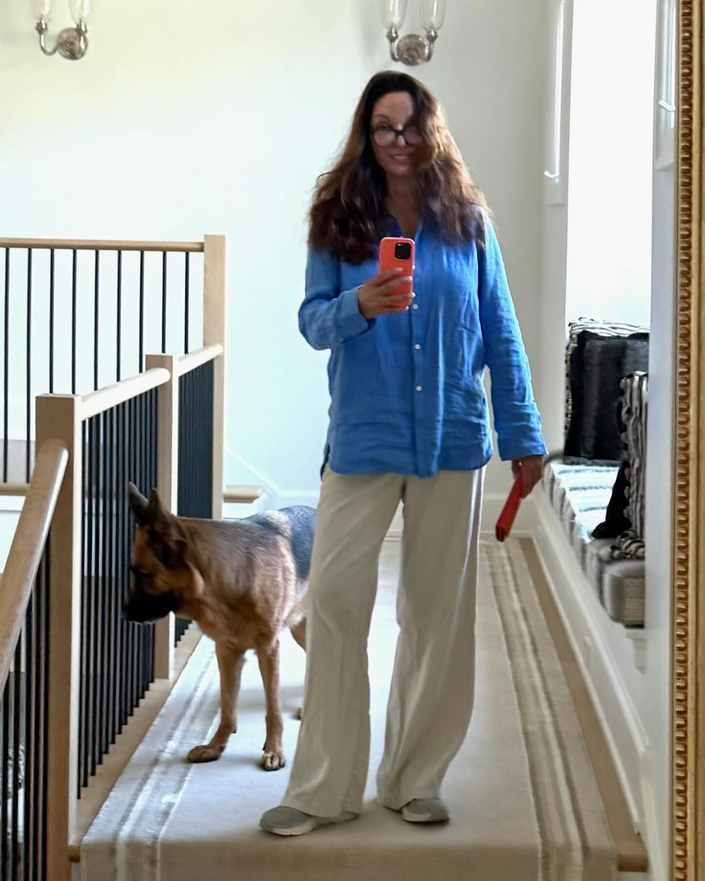 Alex Meneses Embraces Mommy Outfits Trend Chicago Latina Star Alex Meneses praises comfy mommy style with a chic, effortless vibe!!