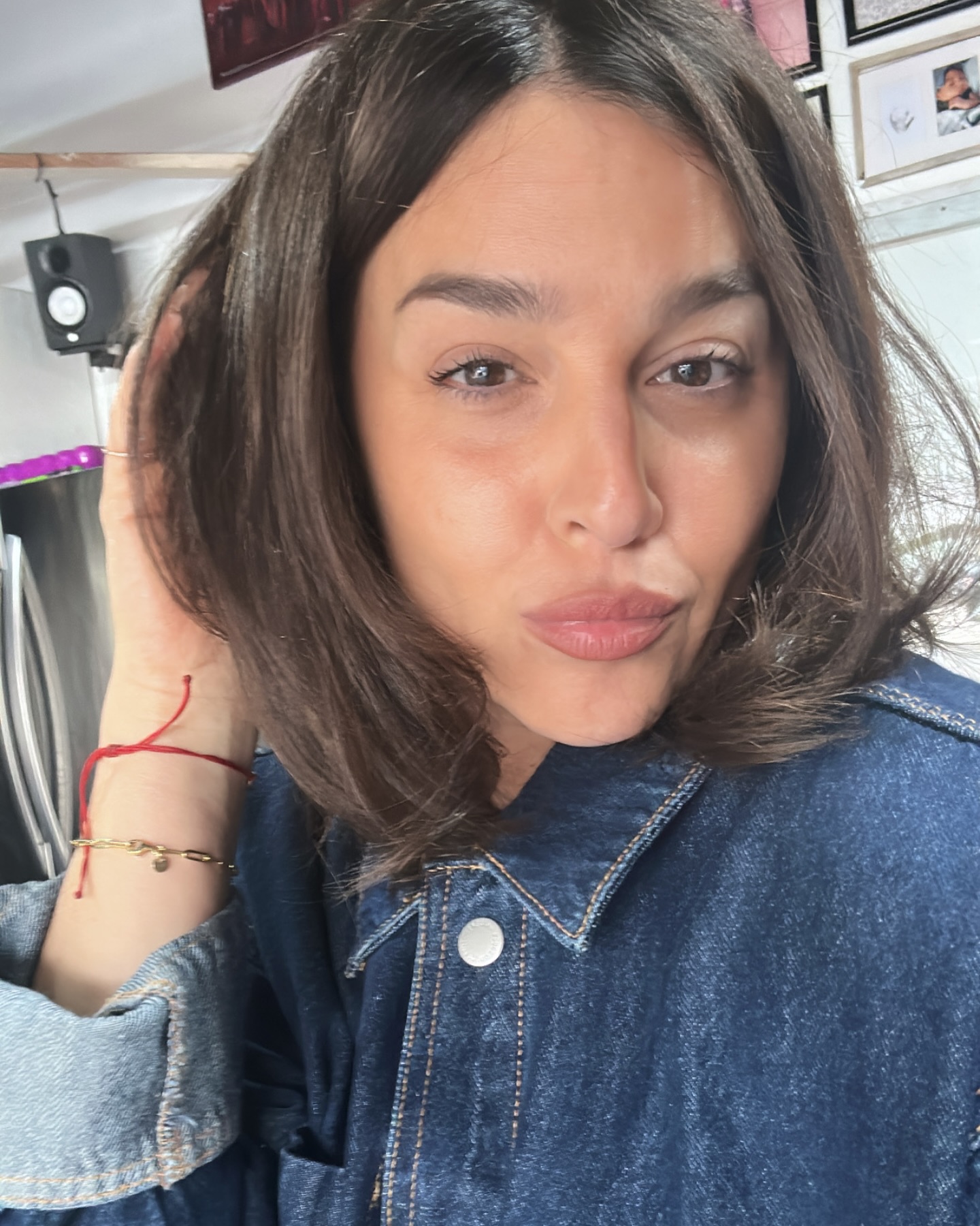 Alisan Porter Embraces Authenticity With Brunette Glow Celebrity singer returns to her origins, celebrating genuine self-expression & retro glow.