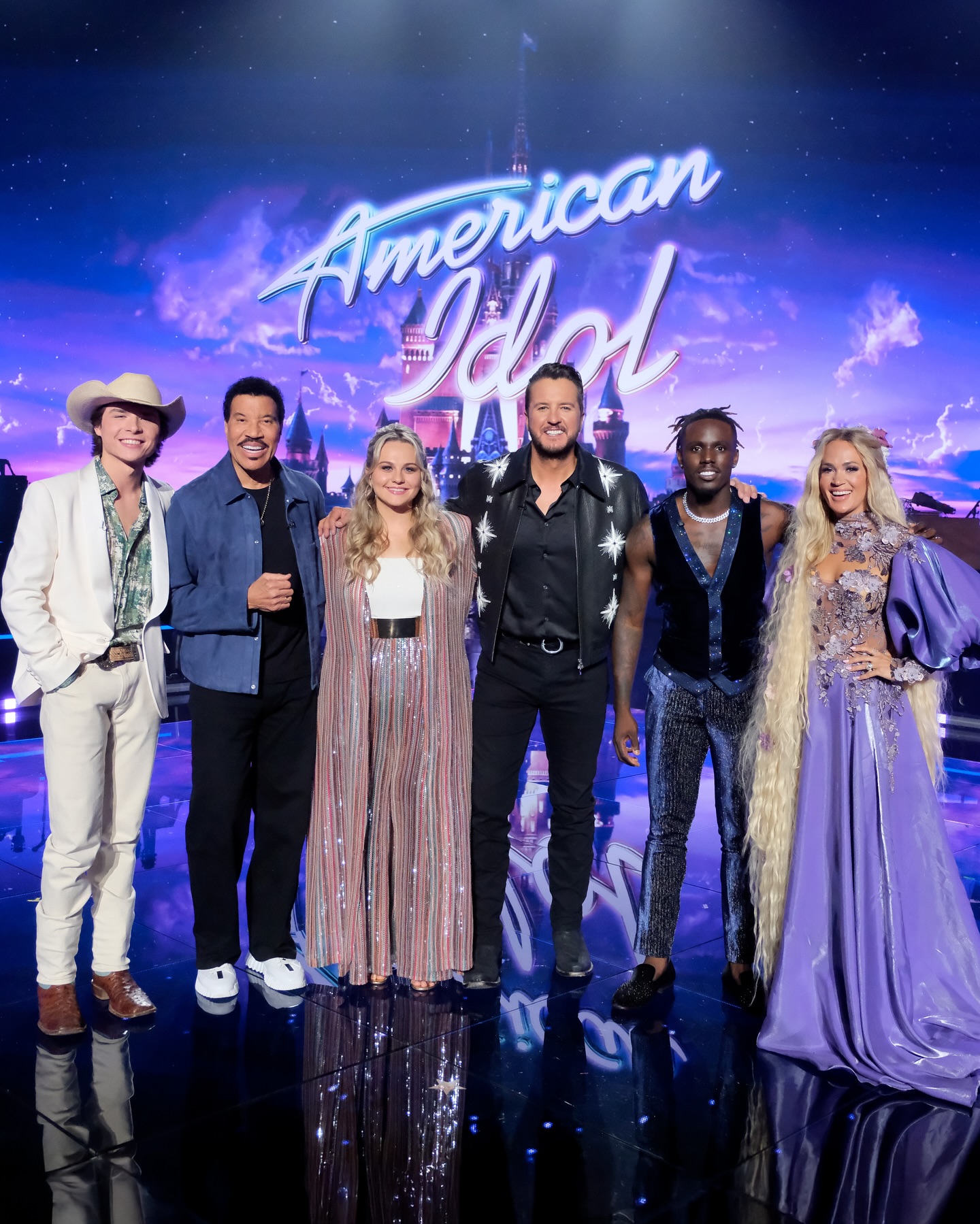 American Idol Grand Finale Draws Excitement With Carrie Underwood Tonight's Grand Finale unfolds as fans vote from 8e/5p – an epic #AmericanIdol showdown.!!