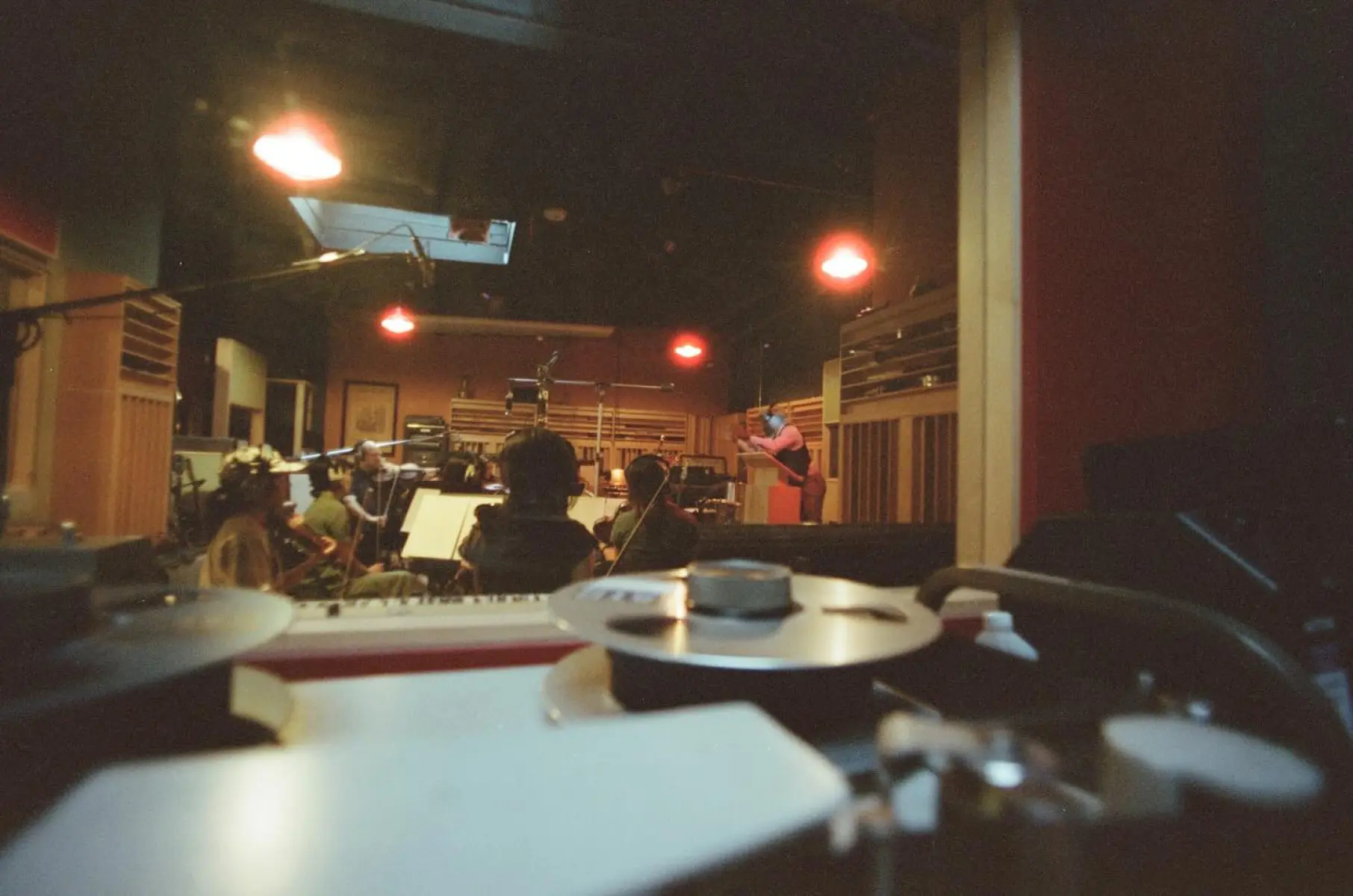 Analog Mastery: Adrian Younge at Linear Labs Adrian Younge’s analog sessions at Linear Labs blend vintage sound with modern innovation.