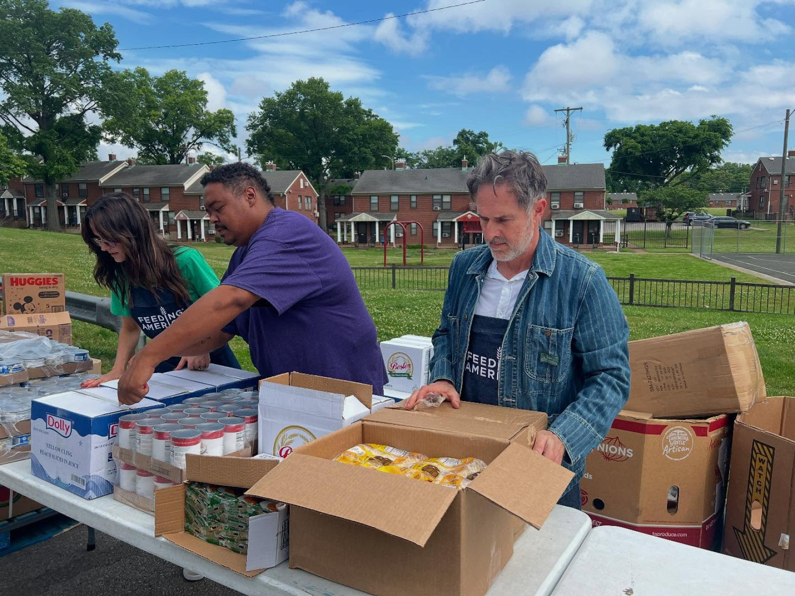 Arquette Leads Nashville Food Drive With Feeding America David and Christina Arquette join Feeding America to nourish 312 lives in Nashville today.