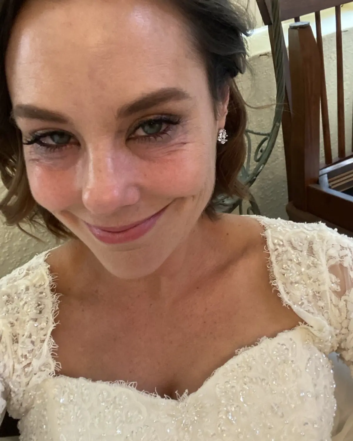 Ashley Williams’ Wedding Dress Throwback Revisiting a standout film moment, Ashley Williams stuns as a crying bride; pure magic.!!