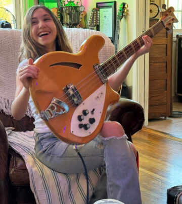 Bass Icons Jam on Geddy Lees Rickenbacker Before New Release