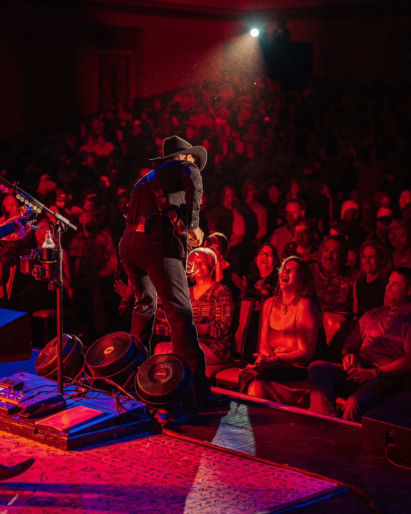 Country vibes sizzle as Clint Black ignites Baton Rouge with red sticks and big kicks now.