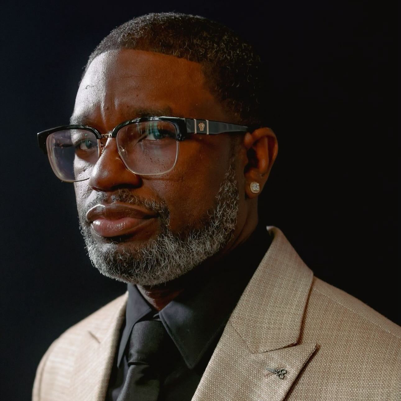 Beard Vs No Beard: Lil Rel Howery Switches It Up Comedian Lil Rel Howery embraces change with TBT glimpses, challenging his beard game!!!!