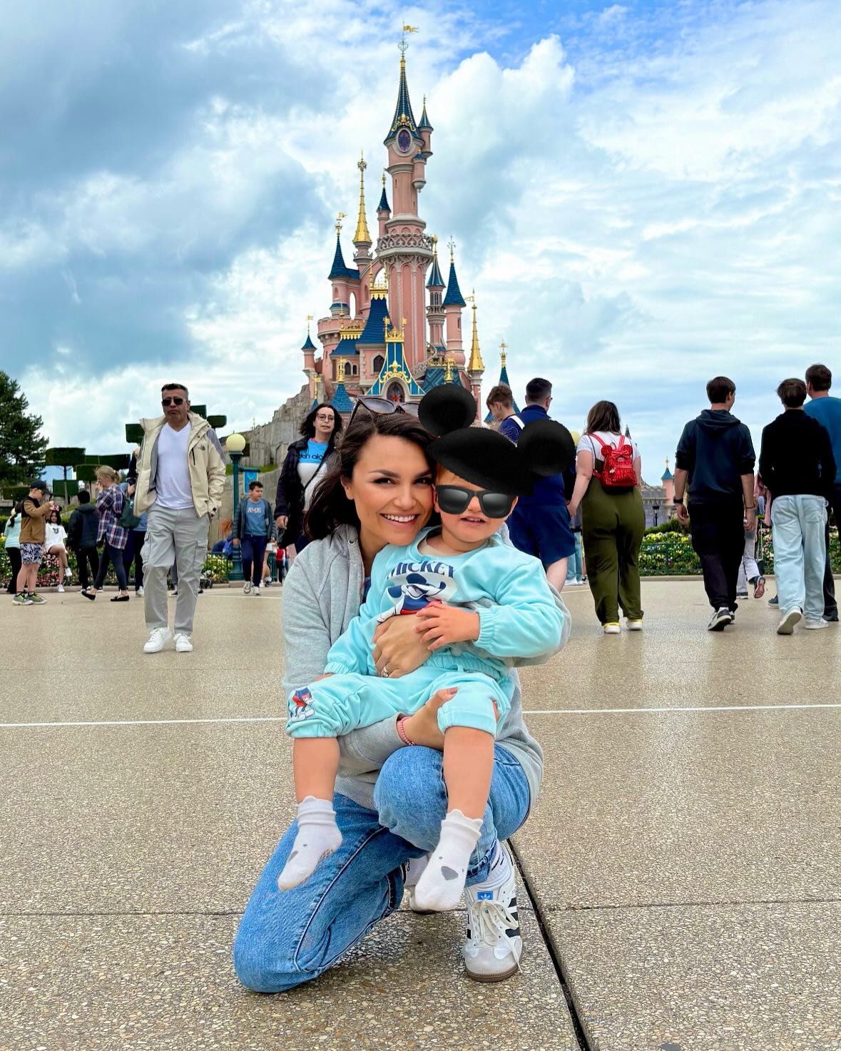 Bébé Lune 2 Shines On: Samantha Barks' Visual Journey