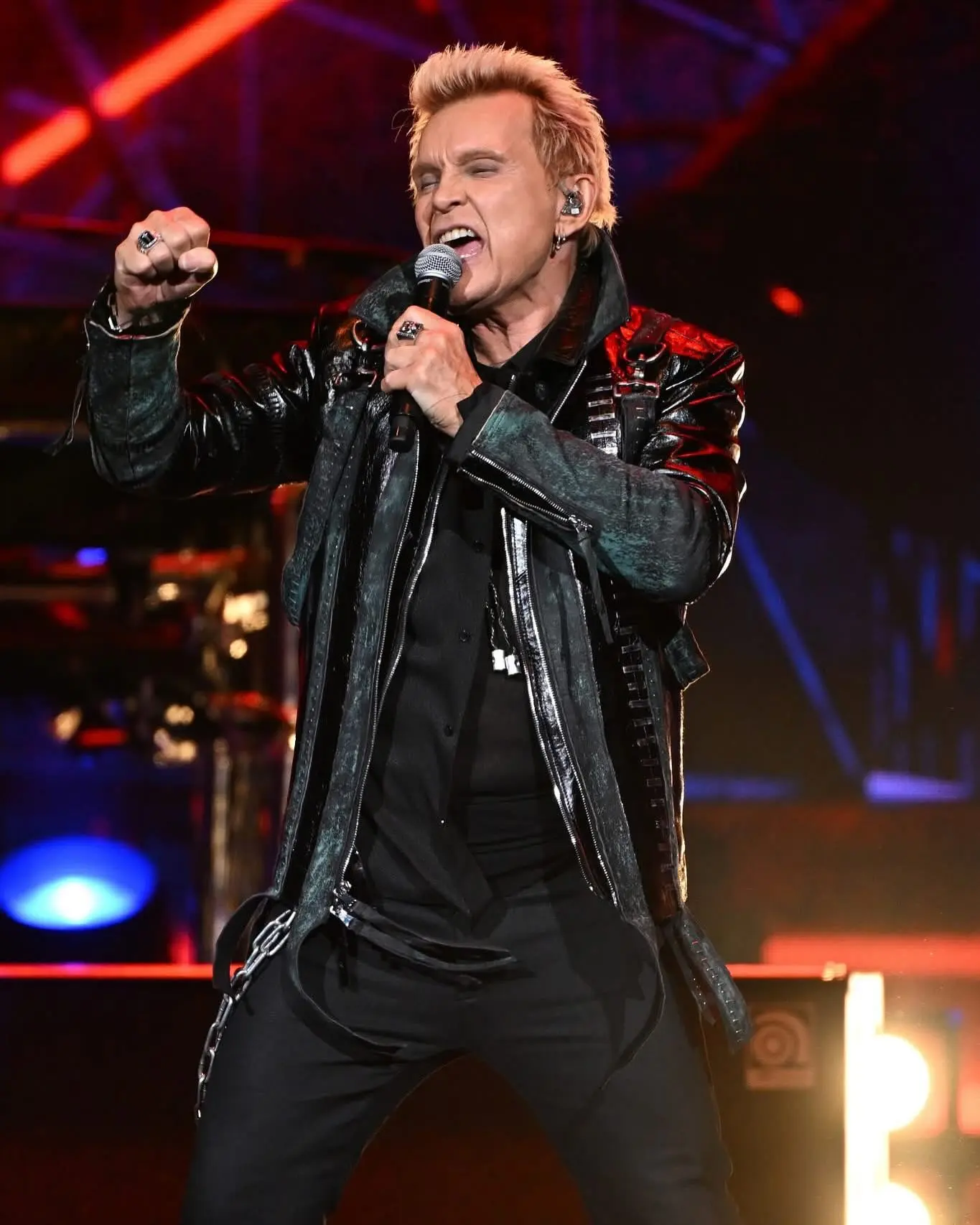 Billy Idol Ignites Stage In Sunrise Rock performance revives the It’s a Nice Day To... Tour as fans cheer at the Sunrise show!!