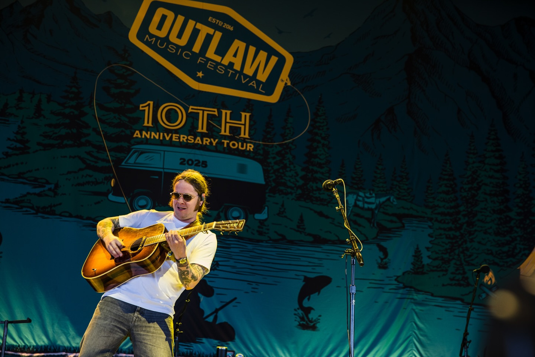 Bluegrass icon embarks on a West Coast tour offering dynamic shows and exclusive merch now