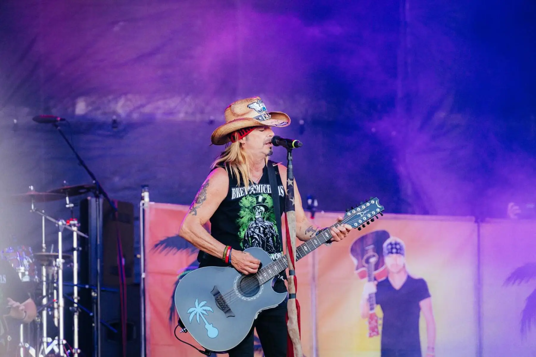 Bret Michaels Radiates Good Vibes In Casual Snap Rock legend Bret Michaels is captured enjoying a relaxed moment, exuding charm and style!!