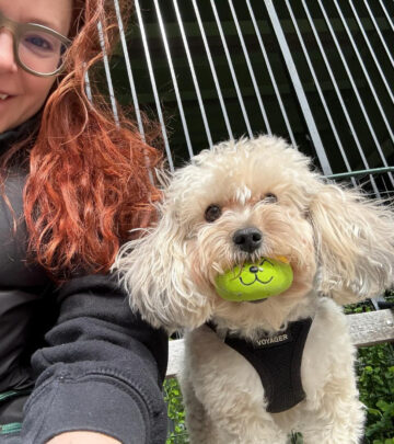 Cady McClain savors a breezy NY morning with two playful pups in delightful company.!! Yay