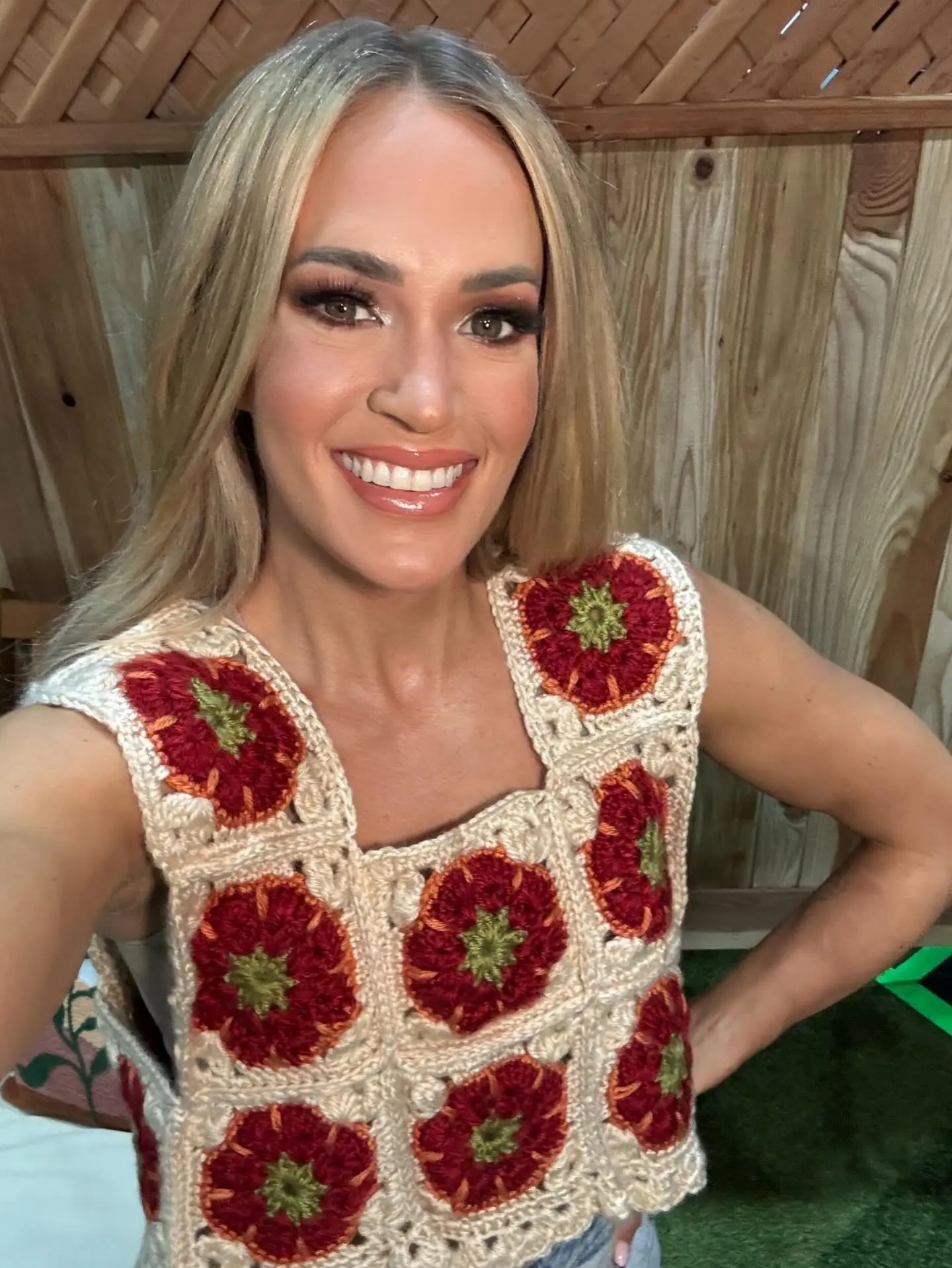 Carrie Underwood Rocks Tomato Top On Idol Set