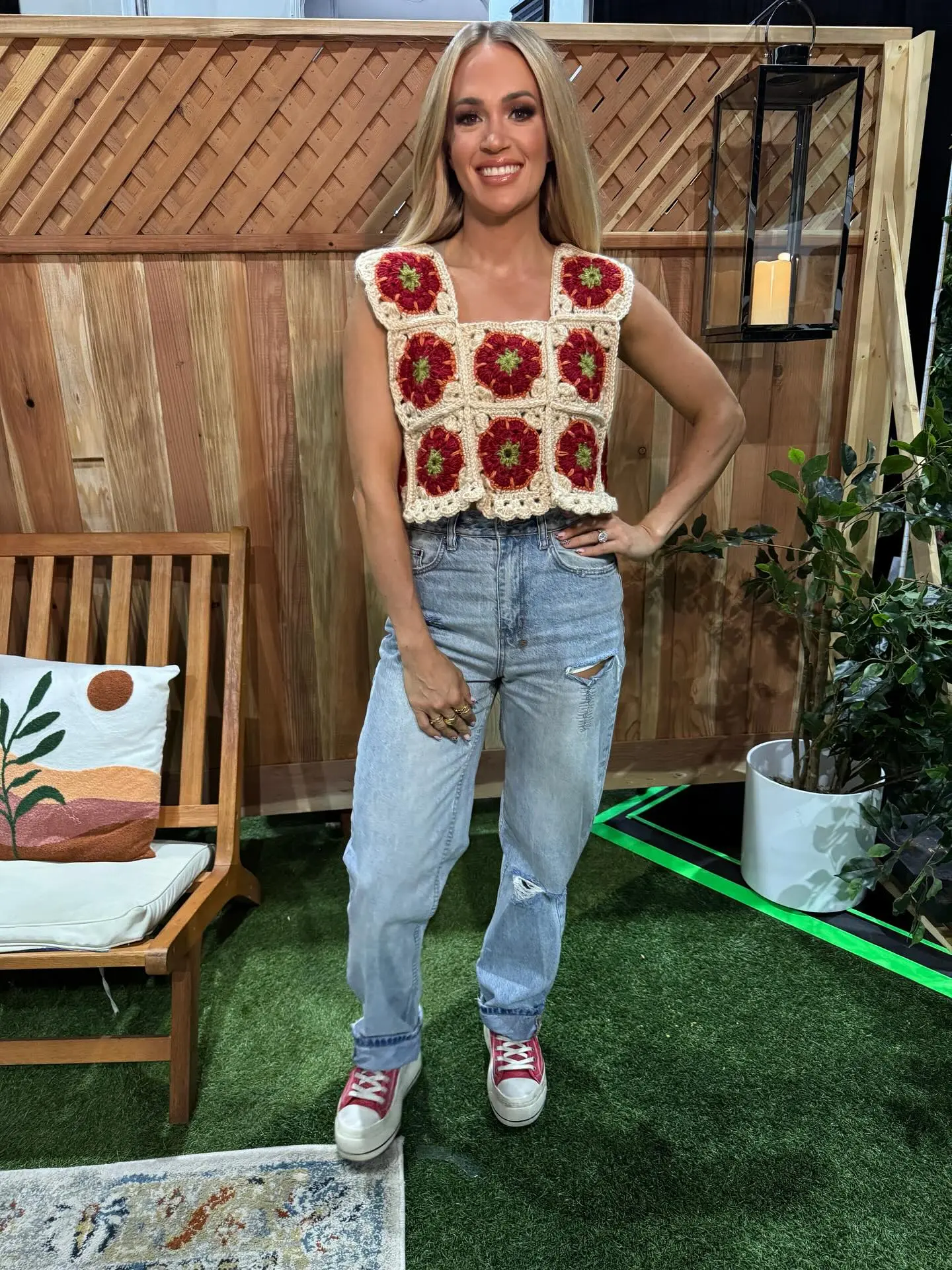 Carrie Underwood Rocks Tomato Top On Idol Set