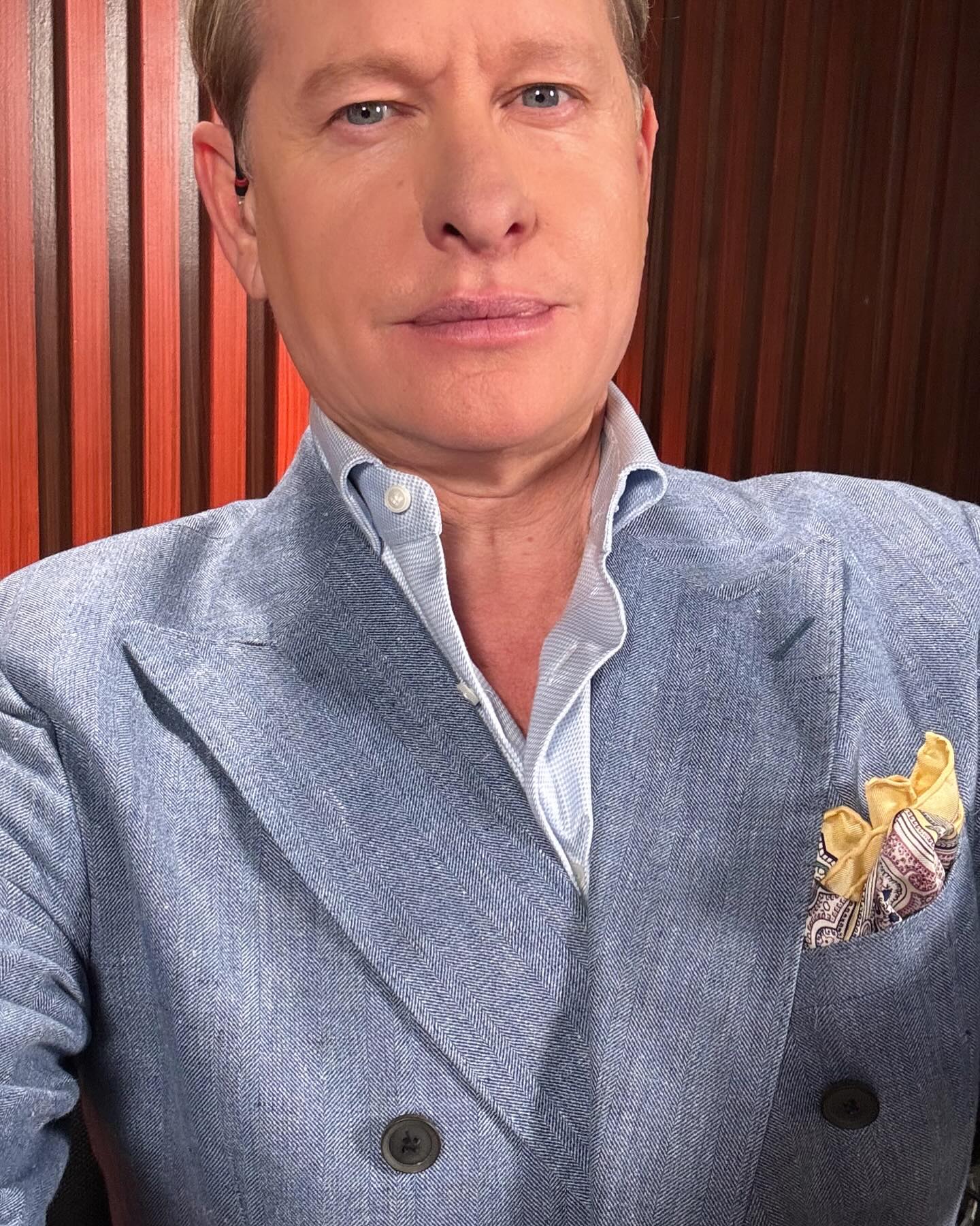 Carson Kressley Rocks Serious Game Face In Reiss Look Carson Kressley rocks a bold, game-ready look in Reiss, redefining modern style icons!!